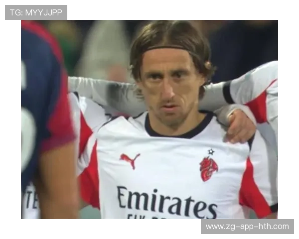 AC米兰围攻对方半场，莱奥射门被封